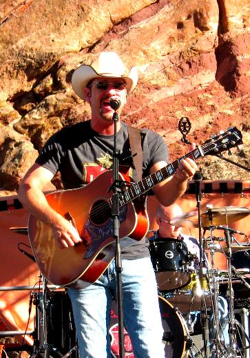 Craig Campbell performing at Willie Nelson's Country Throwdown