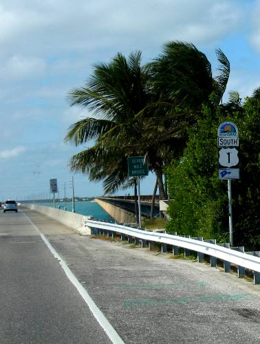 View from US-1 of both the new and old Seven Mile Bridges